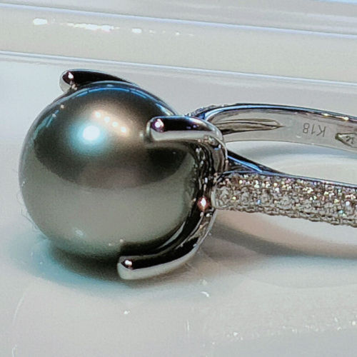 anello oro bianco con brillante e perla Tahiti grigia